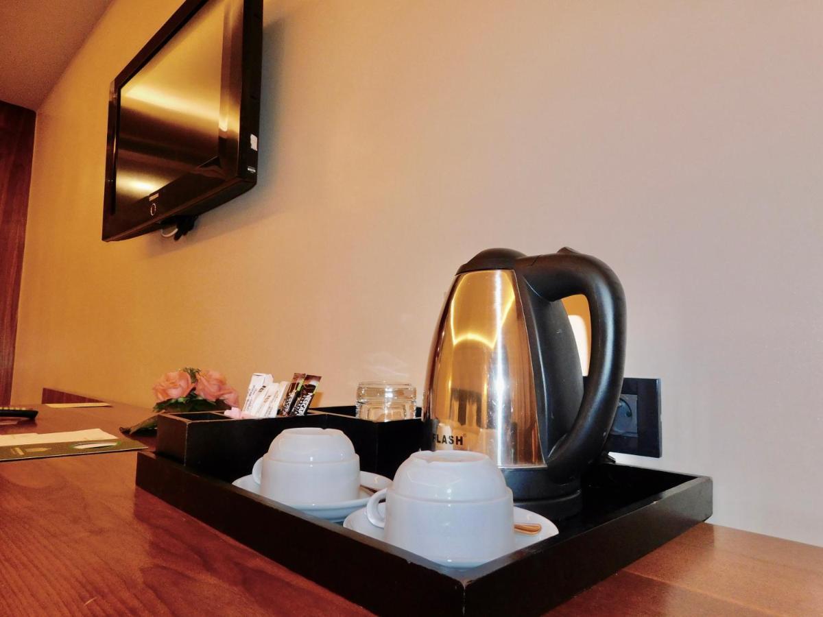 Kenzi Rose Garden Hotel Marrakesh Exterior photo A kettle in a hotel room